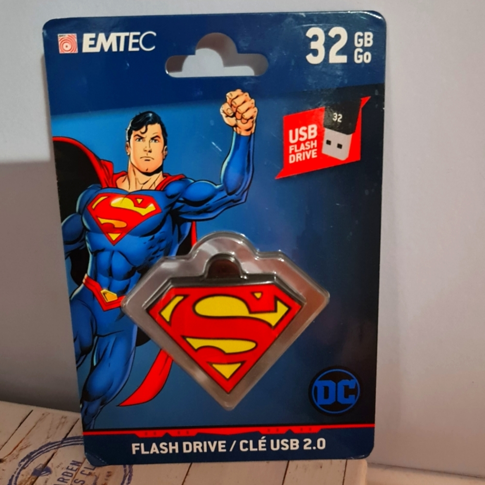 SUPERMAN DC Emtec 32 GB Flash Drive BRAND NEW